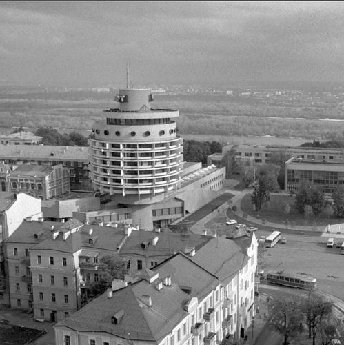 1984 год. Площадь Славы. В левой части снимка — гостиница Салют, в правой — здание Дворца пионеров. Октябрь месяц..jpg