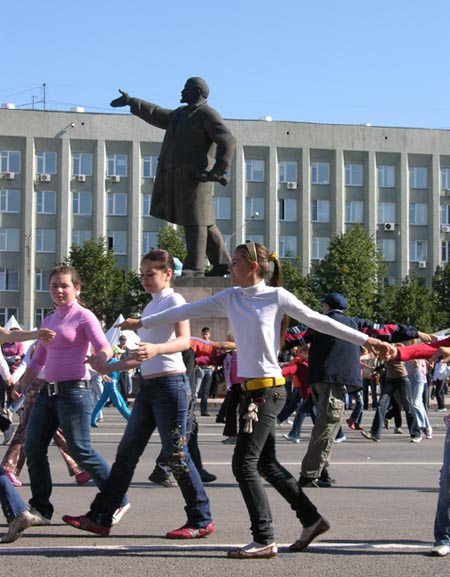 lenin_and_children.jpg