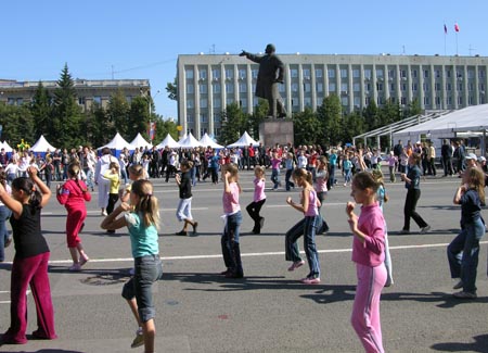 lenin_and_children1.jpg